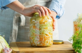 Что нужно обязательно сделать, чтобы квашеная капуста получилась вкусной и хрустящей: секрет опытных хозяек