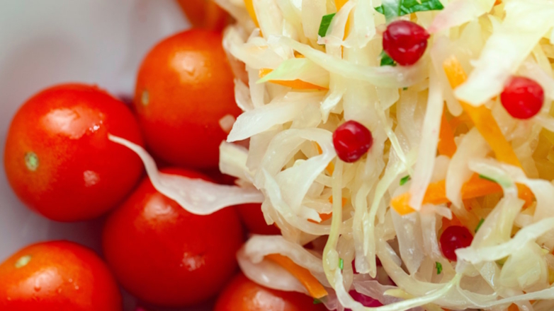 Квашеная капуста с помидорами: простой рецепт, который придаст оригинальный вкус любимой домашней заготовке