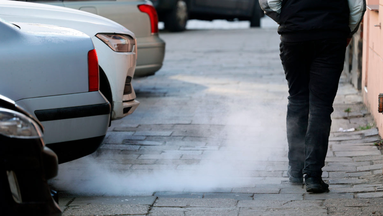 О штрафах за длительный прогрев двигателя во дворе предупредили россиян