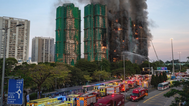 Крупный пожар в Гонконге унес жизни 36 человек, огонь охватил 8 высоток