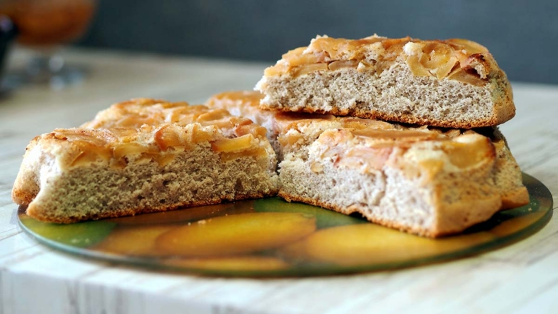 Шарлотка с тыквой и яблоками: быстрый десерт с необычным вкусом