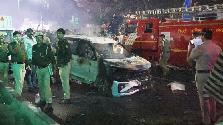 Не менее восьми человек погибли при взрыве автомобиля в Дели