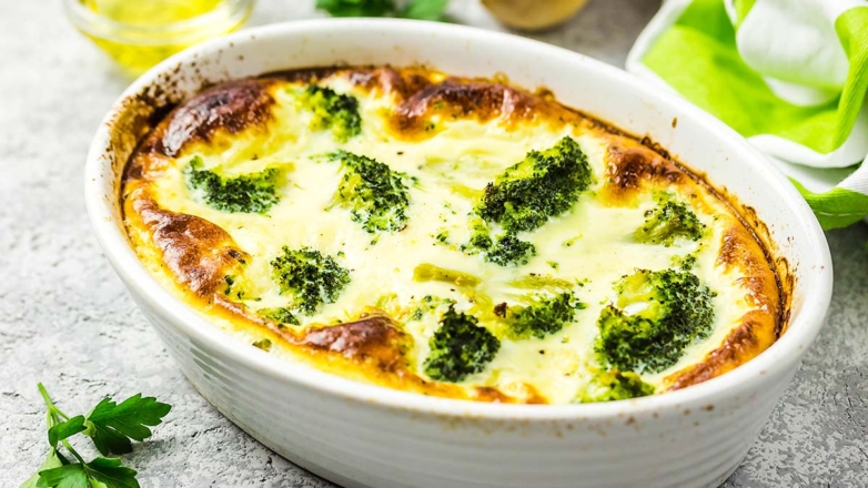 Вкусно, сытно и быстро готовится: простой рецепт запеканки из брокколи с сыром и колбасой
