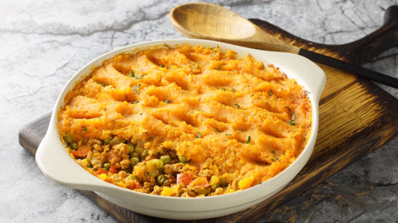 Сытное блюдо для всей семьи: простой рецепт картофельной запеканки с овощами и куриным фаршем