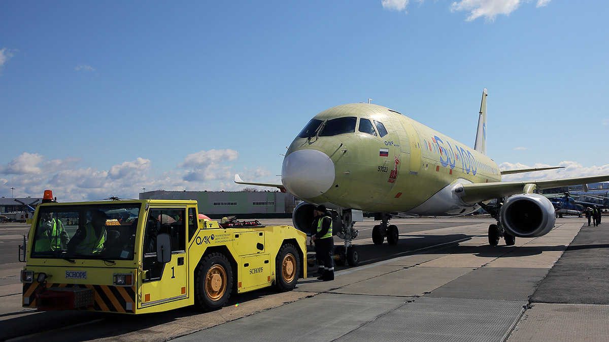 Полет полностью импортозамещенного самолета Superjet