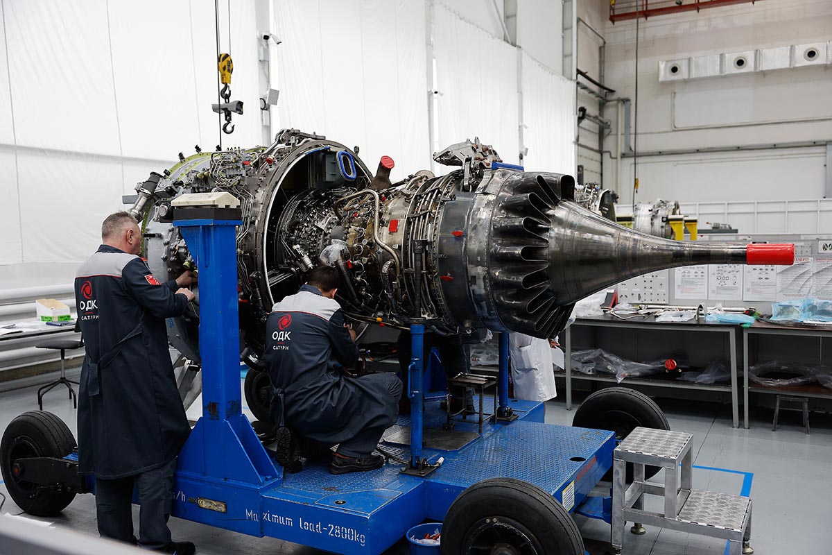 Сотрудники в цехе завода ОДК "Сатурн" в Ярославской области, где производится двигатель ПД-8.