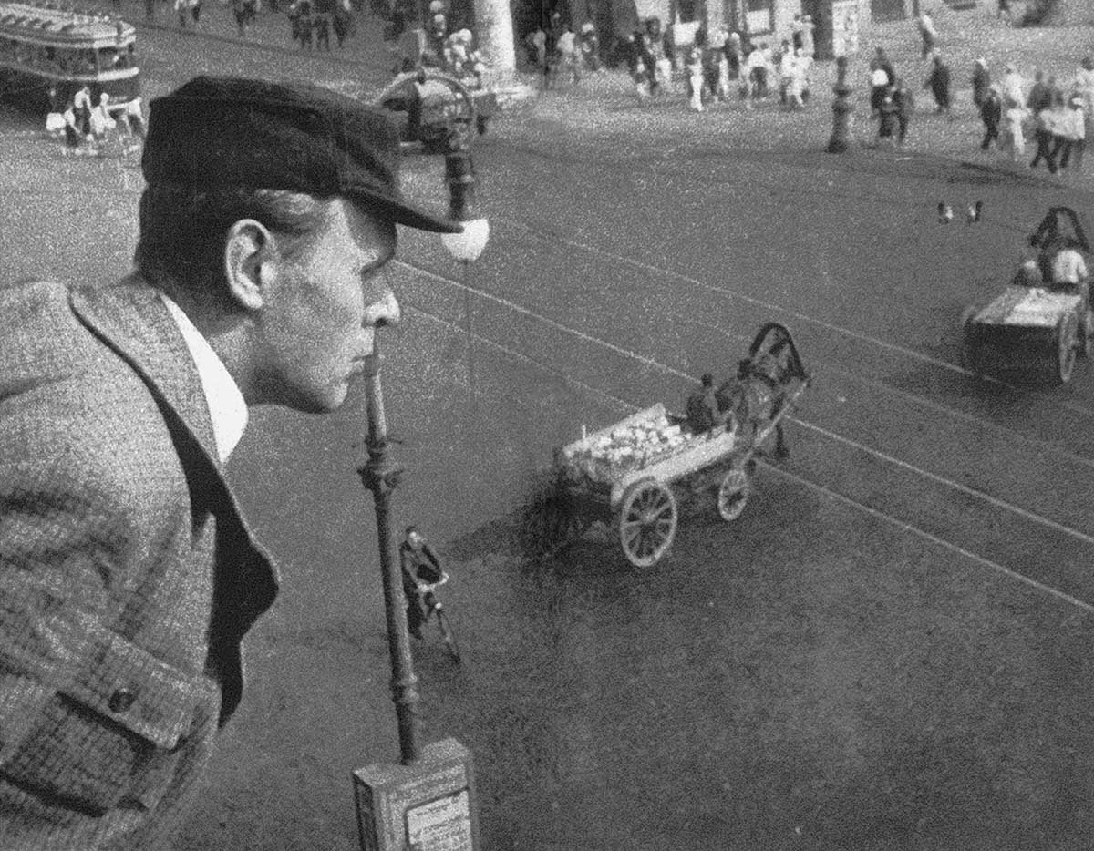 Хармс на балконе Дома книги