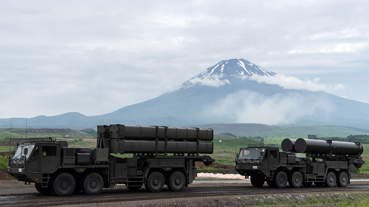 Береговой противокорабельный ракетный комплекс перед горой Фудзи