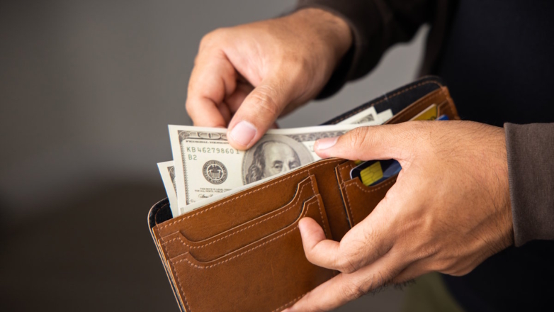 Минфин намерен разрешить россиянам расчеты наличными при покупке товаров за границей