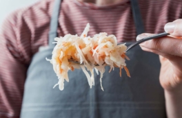 Почему квашеная капуста получается слишком кислой и как ее спасти: секреты опытных хозяек