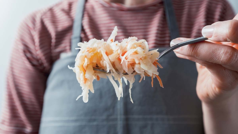 Почему квашеная капуста получается слишком кислой и как ее спасти: секреты опытных хозяек