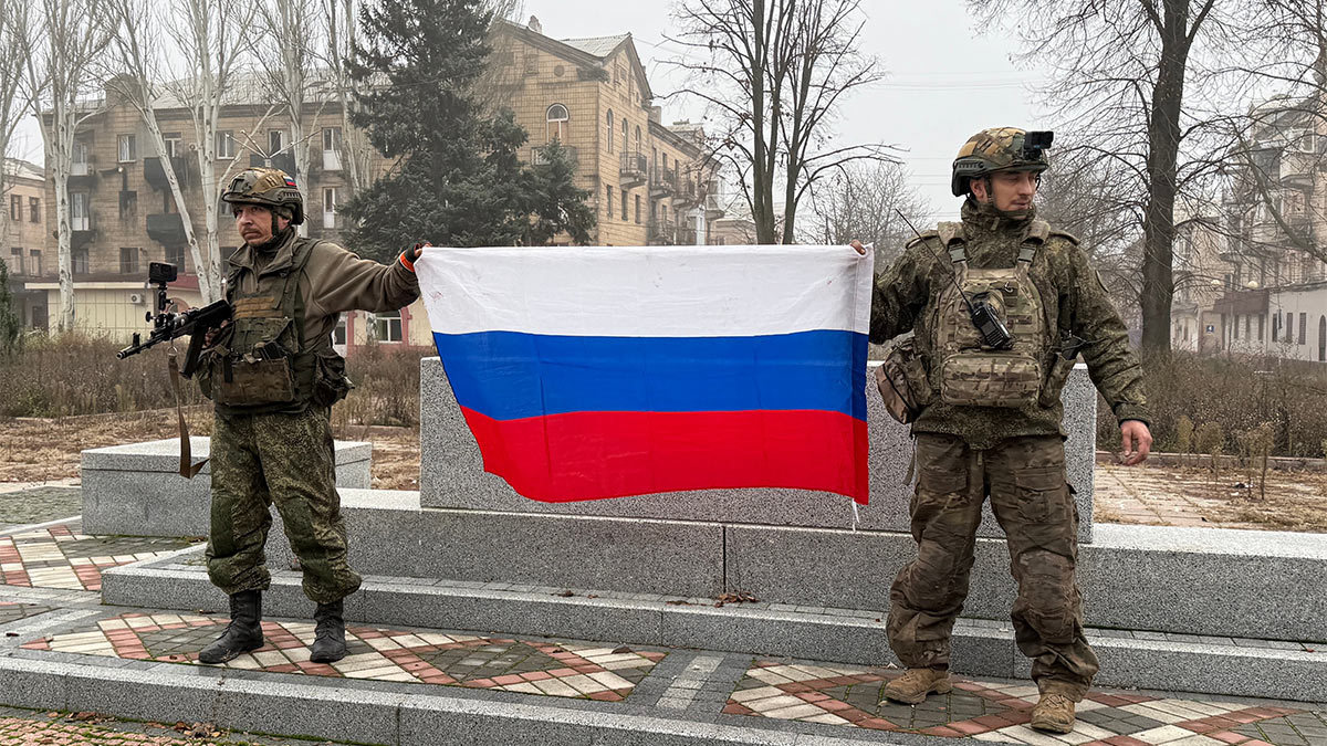 Военнослужащие Вооруженных сил РФ развернули флаг России у здания администрации в Красноармейске