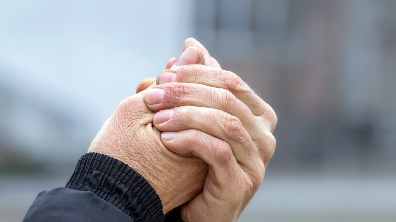 Как защитить кожу рук зимой, чтобы она меньше выдавала возраст: проверенные средства и лайфхаки