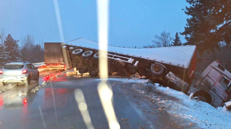 Снежный коллапс на дорогах Урала: 15-километровая пробка, перекрытые трассы и ДТП