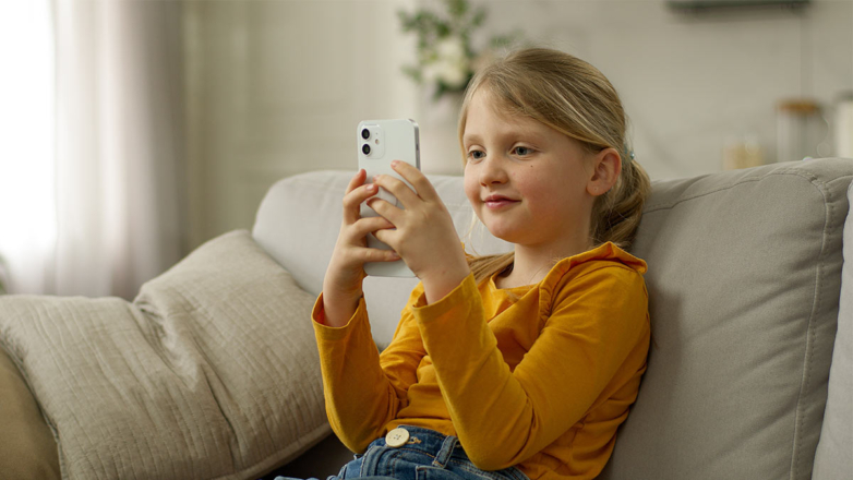 Минпросвещения обсуждает возрастной порог доступа к смартфонам