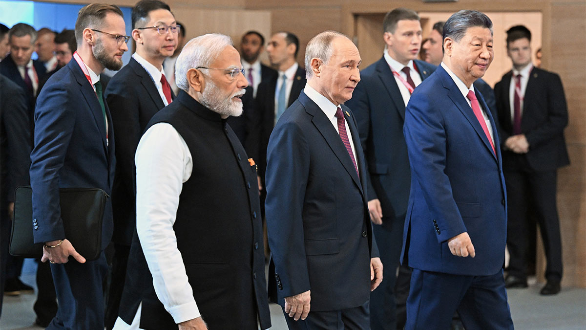 Премьер-министр Индии Нарендра Моди, президент РФ Владимир Путин и председатель КНР Си Цзиньпин (слева направо) на саммите БРИКС