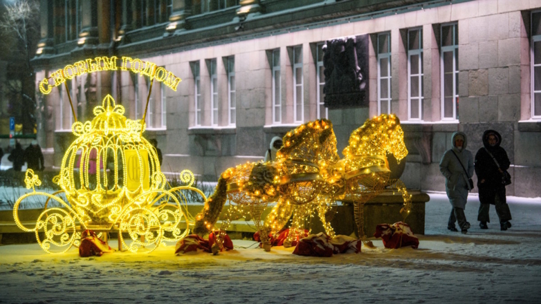 Екатеринбург встретил Новый год в свете праздничной иллюминации – более 430 опор с новогодними огнями