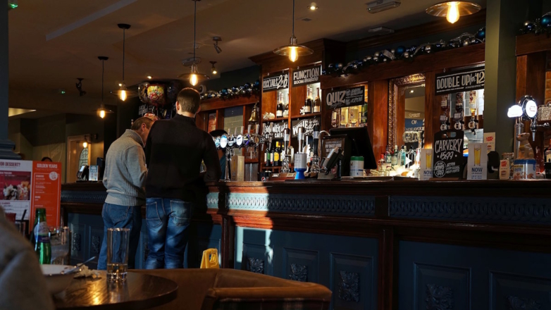 Почти 1,5 тыс. британских пабов и ресторанов отказались пускать депутатов из-за повышения налогов