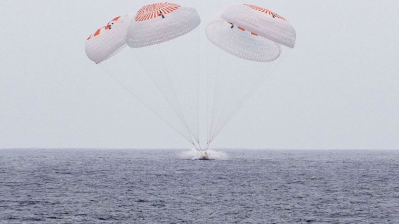 Crew Dragon с космонавтами из России, США и Японии приводнился в Тихом океане