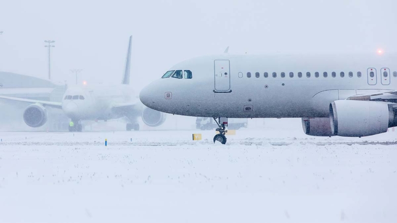 Более 100 самолетов не могут вылететь из Москвы, Петербурга, с Урала и Дальнего Востока из-за снега и ветра