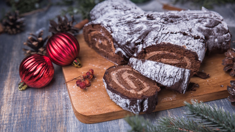 Шоколадный торт "Рождественское полено": рецепт десерта, который станет украшением праздничного стола