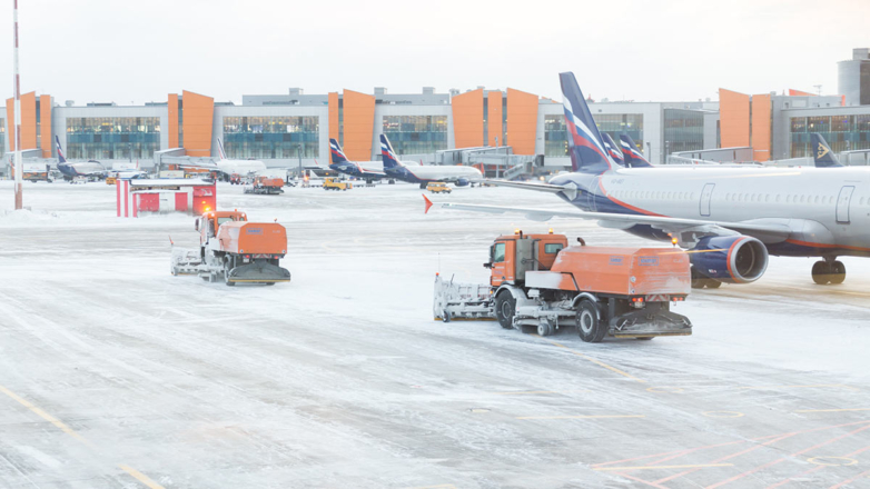 Аэропорт Шереметьево закрыли до полудня из-за снегопада