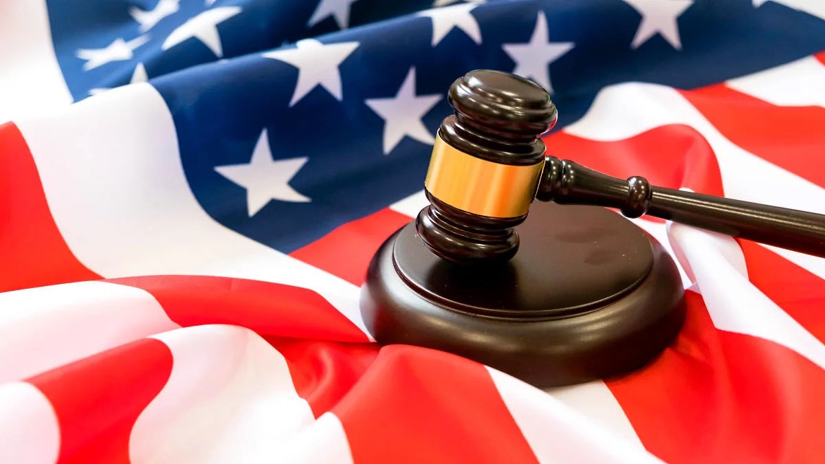 Судейский молоток и флаг США
