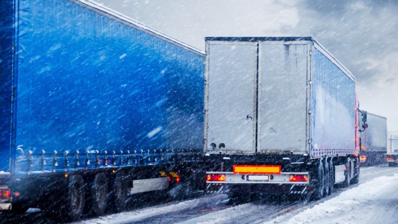 Почти 2 тыс. грузовиков застряли в очереди на границе России и Грузии