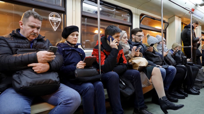В метро Москвы ввели выборочный досмотр мобильных телефонов пассажиров