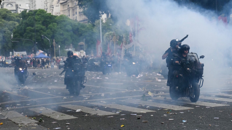 Столкновения с полицией начались в столице Аргентины на фоне рассмотрения закона о трудовой реформе