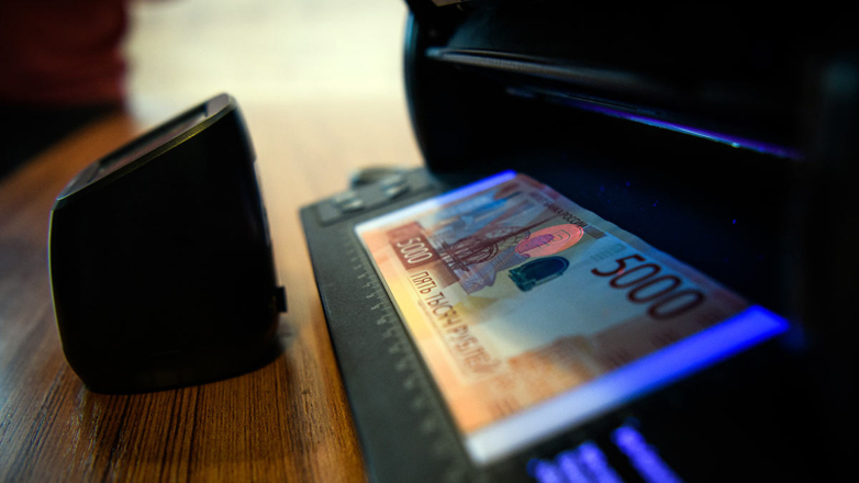 ЦБ в 2025 году нашел на 20% меньше поддельных рублей и на 44% больше поддельной валюты