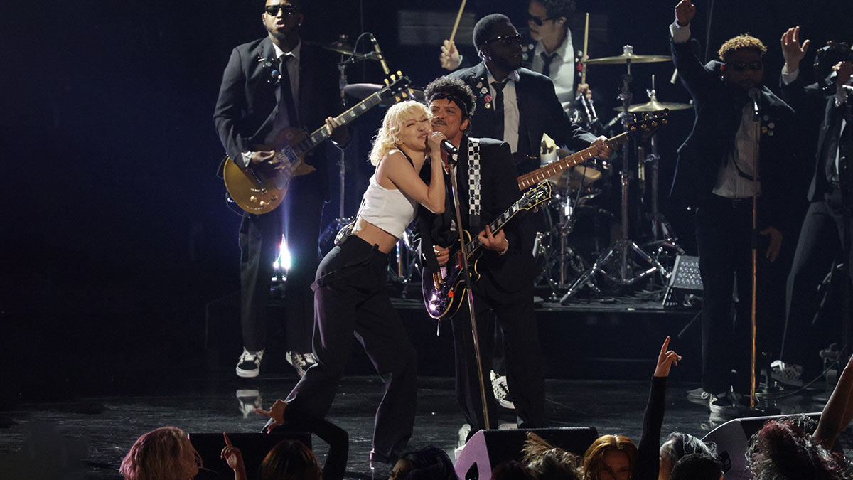 Певцы Бруно Марс и Rose