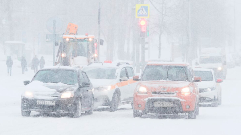 Москвичей попросили не рисковать: в столице объявили "оранжевый" уровень опасности из-за мощного снегопада
