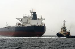 Два супертанкера отказались от прохода через Ормузский пролив после срыва сделки США и Ирана