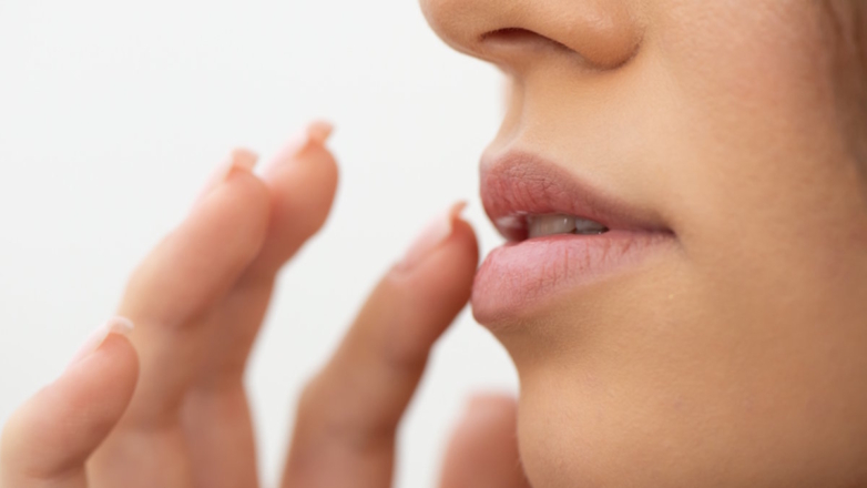 Привожу в порядок сухие и потрескавшиеся губы за ночь – и утром радуюсь отражению в зеркале