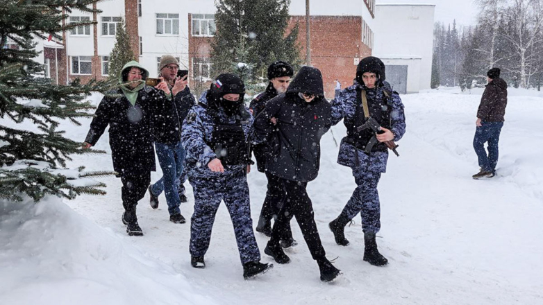 Нож в рюкзаке и страйкбольный автомат: как девятиклассник в Уфе прошел через рамки и открыл стрельбу в гимназии