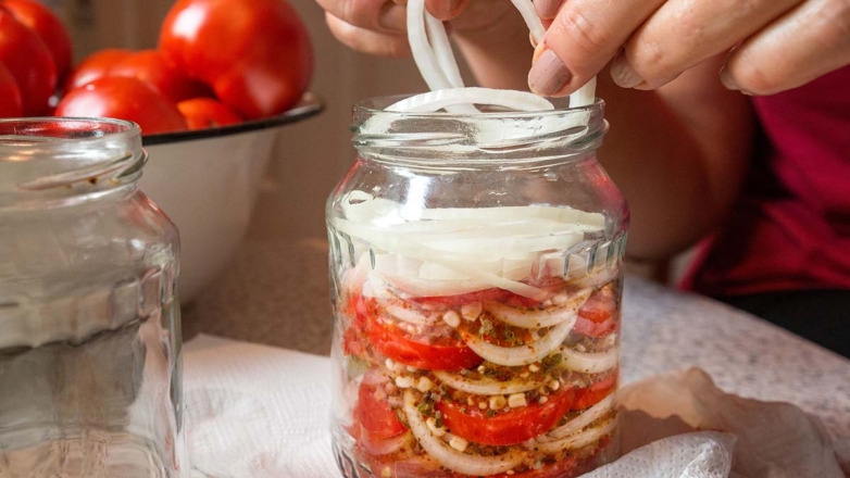 Улетает со стола первой: готовлю закуску из помидоров и лука "Слоями" всего за 15 минут – отлично подходит и к мясу, и к картошке