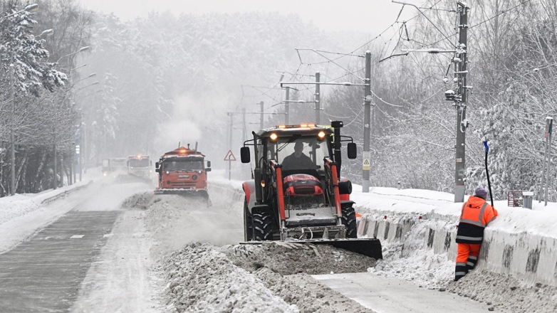 Скатертью дорога: какие машины убирают снег на улицах и автотрассах России