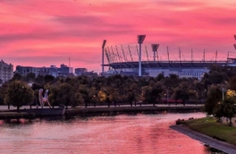 Небо и реки окрасились в Австралии из-за циклона