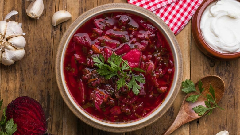 Какие ошибки "убивают" цвет борща: зная их, теперь всегда тушу свеклу правильно