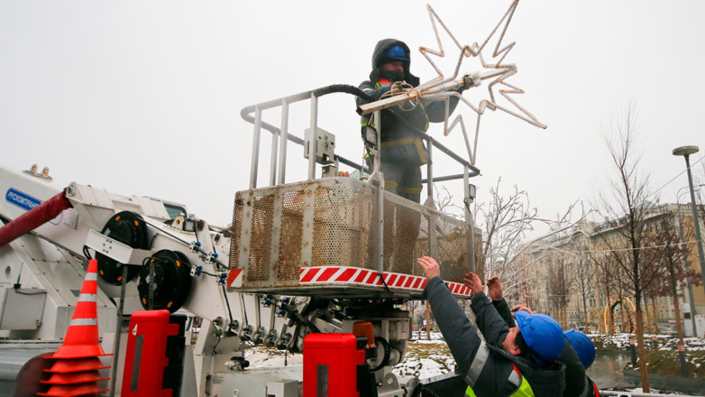 Окончен бал, погасли свечи: в Москве начали демонтировать новогодние ели и световые декорации