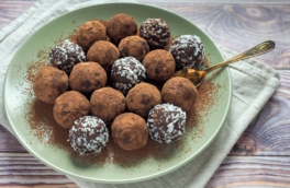 Конфеты из сухофруктов и орехов за 20 минут: домашние говорят, что магазинные с ними не сравнятся