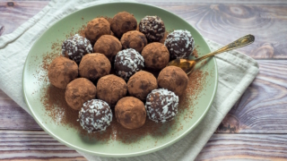 Конфеты из сухофруктов и орехов за 20 минут: домашние говорят, что магазинные с ними не сравнятся