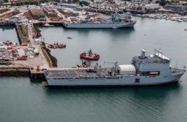 Британский десантный корабль в роли "матки" дронов может направиться к Ормузскому проливу