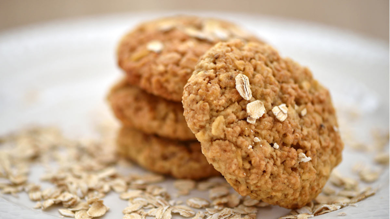 К завтраку пеку печенье из овсяных хлопьев: после замены одного ингредиента домашние готовы есть его каждый день
