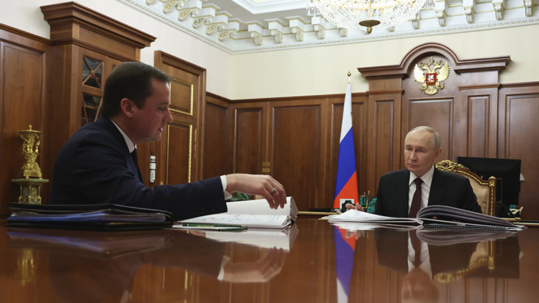 "Надо людей вытаскивать из бараков": Путин встретился с архангельским губернатором