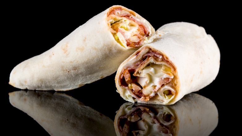 Хрустящие рулеты из лаваша за 15 минут с беконом и сыром: готовятся быстро, съедаются моментально