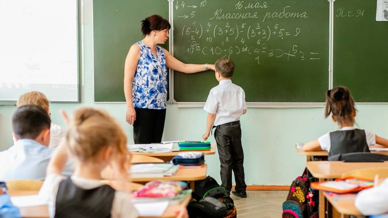 Сколько в России школьных учительниц и преподавательниц вузов, рассказал Чернышенко