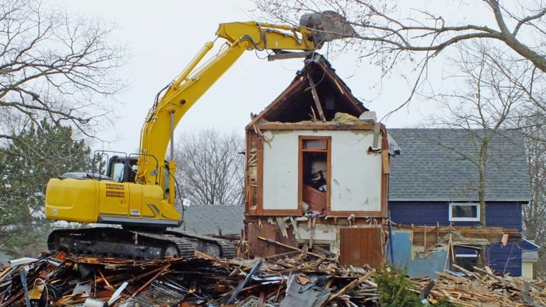 В каком случае загородный дом могут снести, объяснила юрист