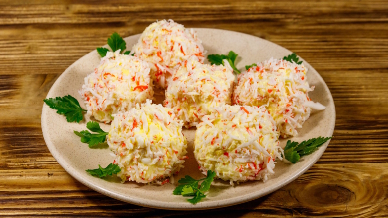 Закуска "Снежки" за 15 минут: нежные крабовые шарики с сыром, которые первыми исчезают со стола